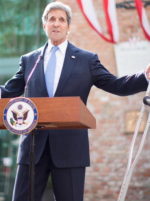 US-Außenminister John Kerry kam wegen eines Beinbruchs mit Krücken zu den Atomverhandlungen mit dem Iran nach Wien.