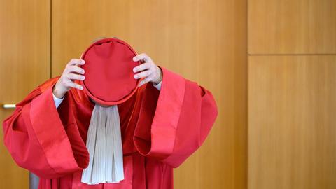 Andreas Voßkuhle, Vorsitzender des Zweiten Senats beim Bundesverfassungsgericht, setzt nach der Urteilsverkündung des zweiten Senats des Bundesverfassungsgerichts (BVerfG) zu milliardenschweren Staatsanleihenkäufen der Europäischen Zentralbank (EZB) am 05.05.2020 seine Kopfbedeckung auf.