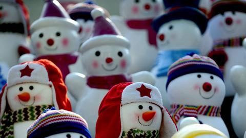 300 Schneemänner werden am 23. Dezember 2014 in der Nähe eines Einkaufszentrums in Shenyang, China ausgestellt.