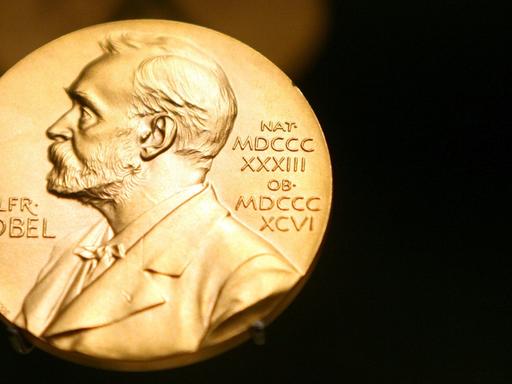 Eine Medaille mit dem Kopf von Alfred Nobel