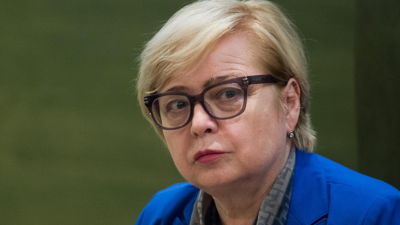 Die Oberste Richterin in Polen, Malgorzata Gersdorf, trägt eine Brille und einen blauen Blazer