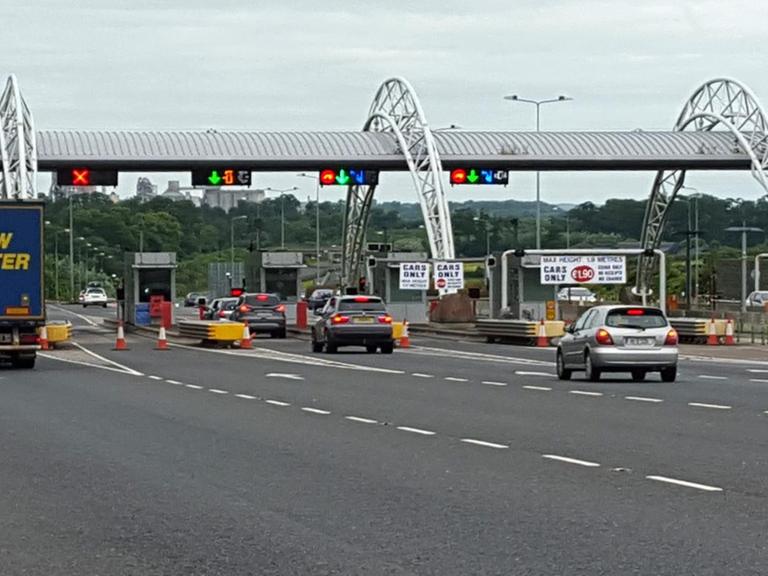 Fahrzeuge passieren am 05.07.2016 die Mautstelle an der Autobahn M1 bei Drogheda, Irland.