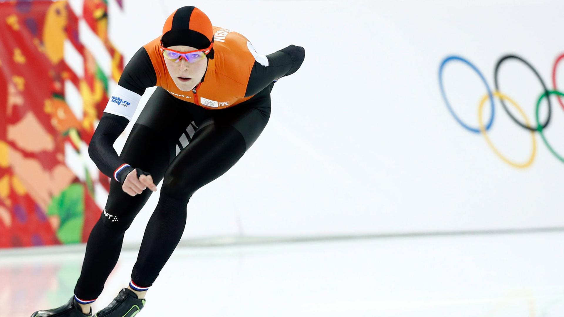 Gold für Jorien ter Mors aus den Niederlanden. Sie gewinnt am 16.02.2014 im Eisschnelllauf über 1500 Meter den ersten Platz Gold für Jorien ter Mors aus den Niederlanden. Sie gewinnt am 16.02.2014 im Eisschnelllauf über 1500 Meter den ersten Platz