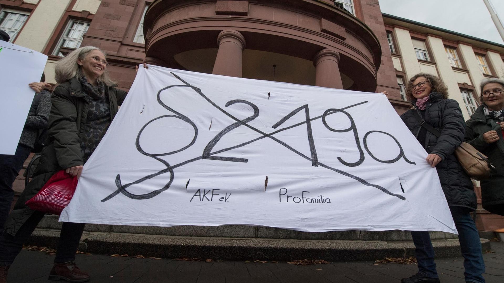 Demonstrantinnen in Gießen fordern die Abschaffung des Paragraphen 219a, der der Werbung für Schwangerschaftsabbrüche unter Strafe stellt.