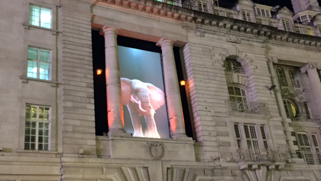Videoinstallation mit einem Elefanten über dem Torbogen zwischen Piccadilly und Regent Street in London beim Lichtfestival Lumiere London