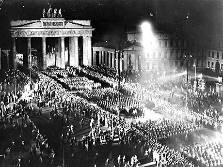 SA-Einheiten marschieren am 30. Januar 1933 durch das Brandenburger Tor in Berlin, nachdem Adolf Hitler zum Reichskanzler ernannt worden war.