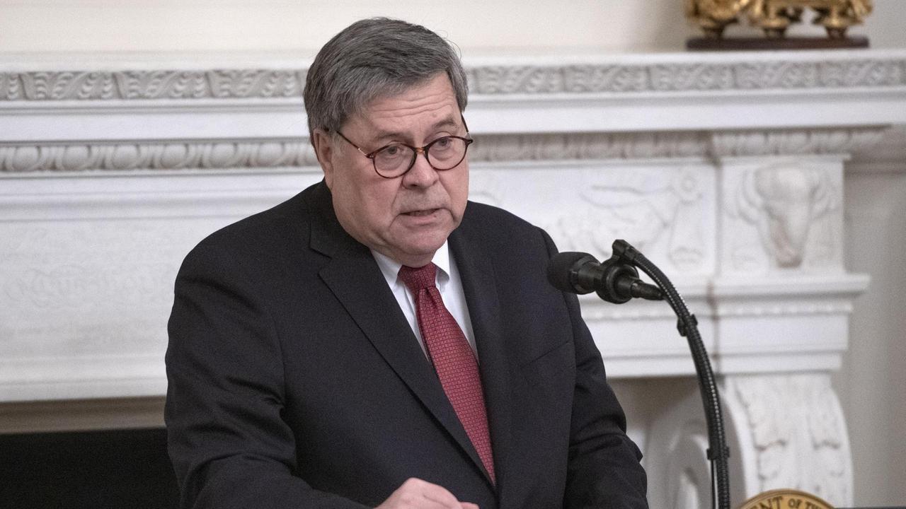 US-Justizminister William P. Barr steht an einem Pult vor einem Kamin.