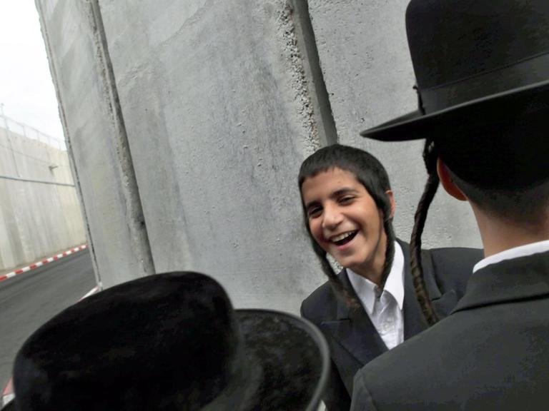 Ultraorthodoxe junge Juden an Rachels Grab in Bethlehem.