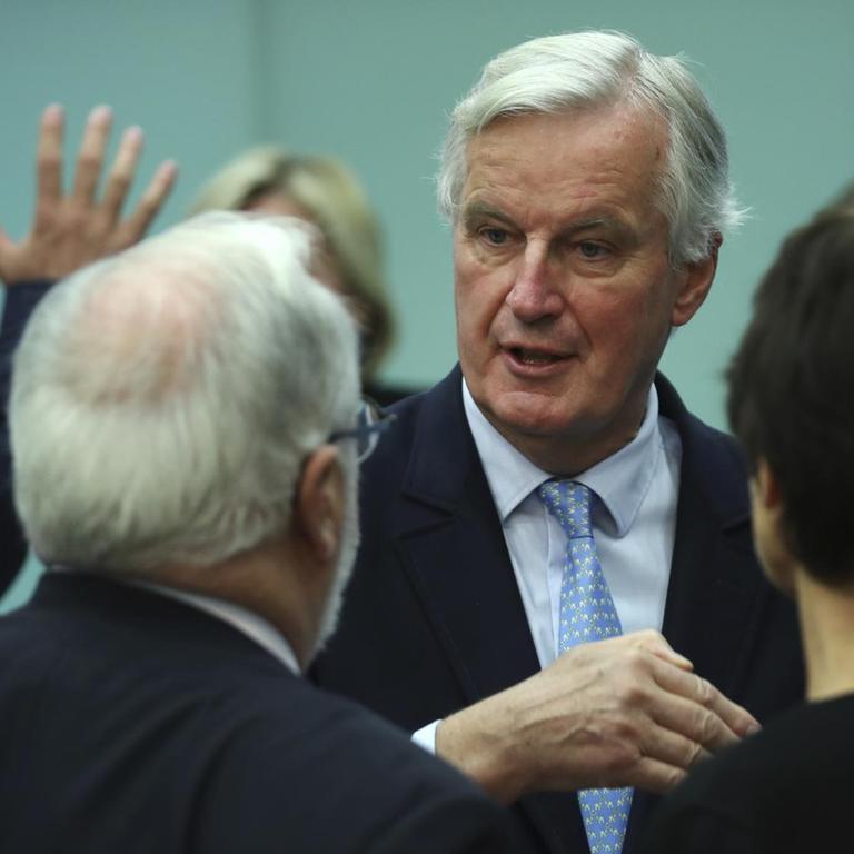 Michel Barnier (M), EU-Unterhändler, spricht in  Brüssel, Belgien
