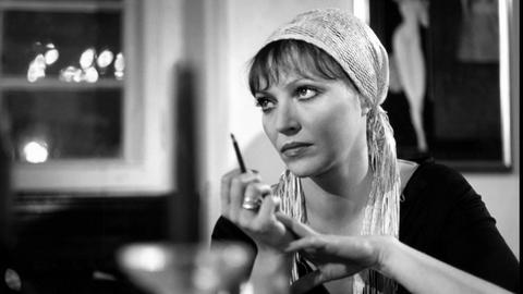 Die Schauspielerin Anna Karina im Film "Chinesisches Roulette" 1976 von Rainer Werner Fassbinder.