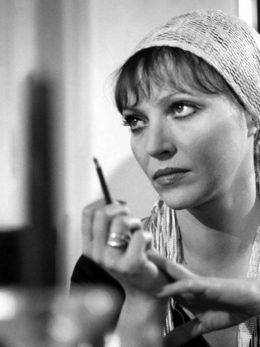 Die Schauspielerin Anna Karina im Film "Chinesisches Roulette" 1976 von Rainer Werner Fassbinder.