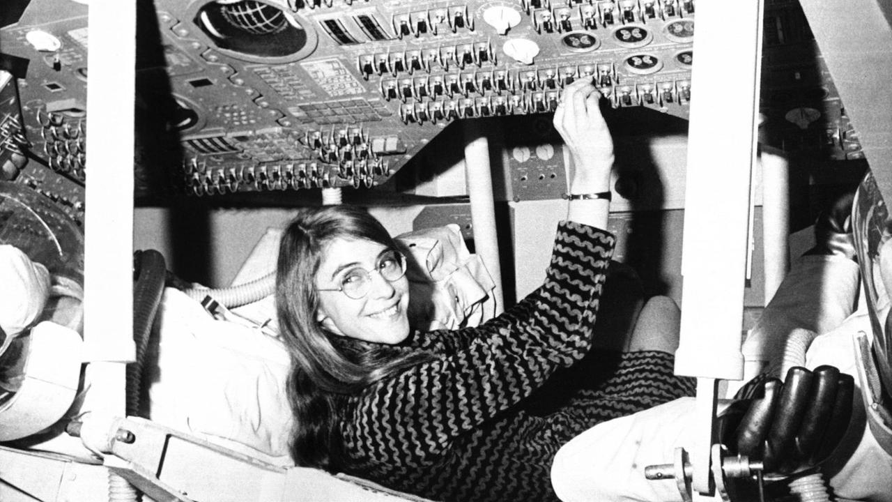 Die Mathematikerin und Programmiererin Margaret Hamilton, vom MIT Instrumentation Laboratory, in einem Modell des Apollo Modelles am 25. November 1969.