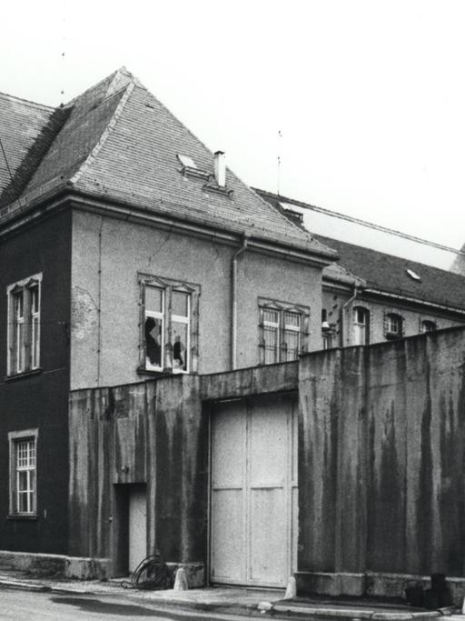 Schwarzweißfoto eines Verwaltungsgebäudes mit Schleusentor.