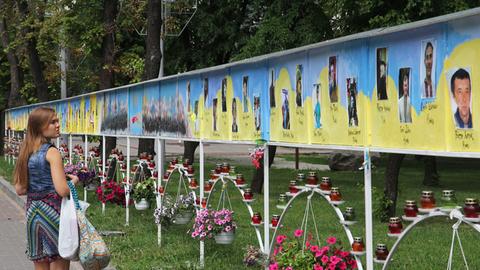 In der ostukrainischen Metropole Dnipropetrowsk zeigt eine Allee Porträts der Toten auf dem Maidan in Kiew.