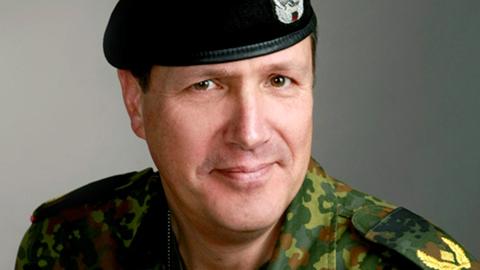 Brigadegeneral Markus Laubenthal rückt erstmals als ein deutscher General in eine herausragende Führungsposition bei den US-Streitkräften auf. Er wird seinen Dienst als Stabschef des US-Heeres in Europa (USAREUR) am 4. August 2014 in Wiesbaden antreten.