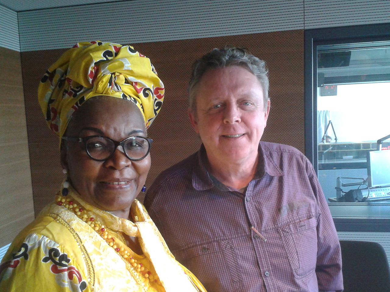 Die Anwältin Alice Nkom aus Kamerun (im gelben Kostüm) mit Moderator Matthias Hanselmann im Studio von Deutschlandradio Kultur.