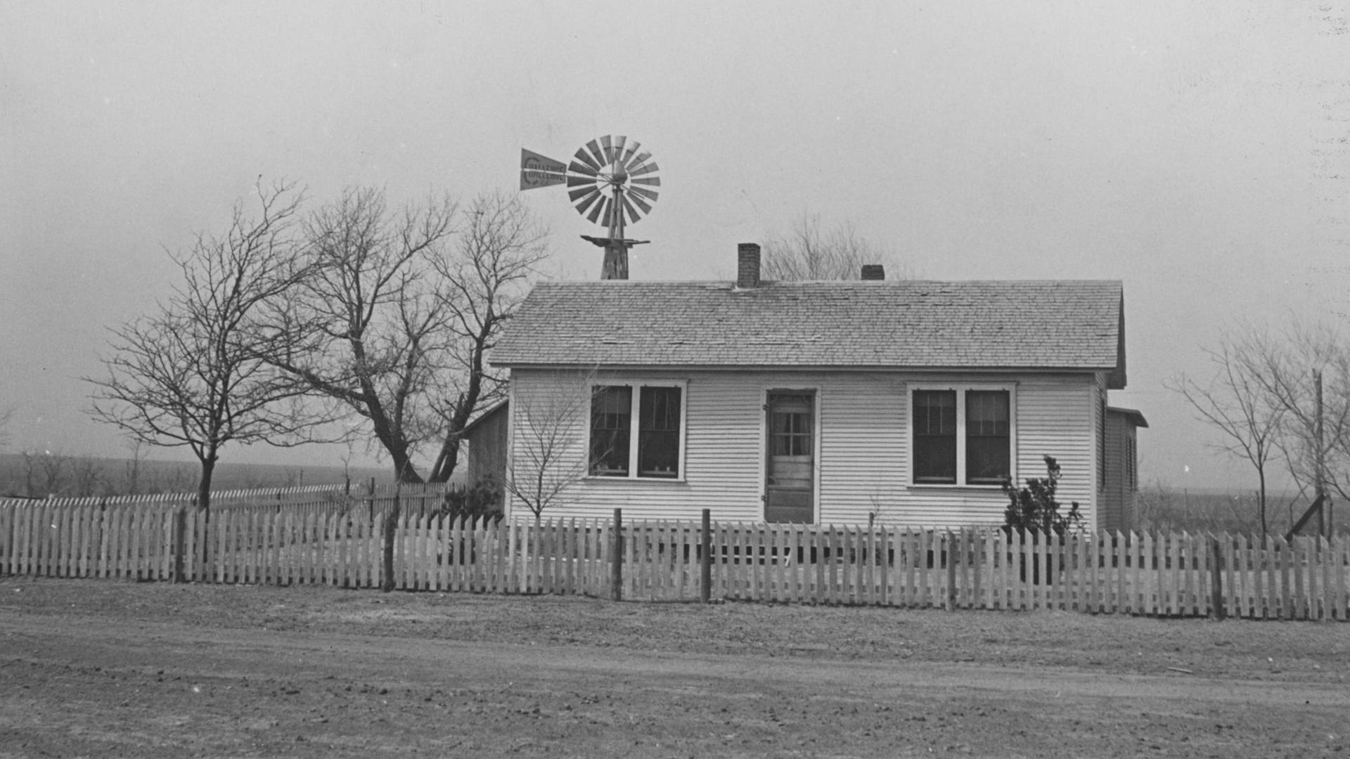 Schwarz-Weiß-Foto einer Farm in Kansas