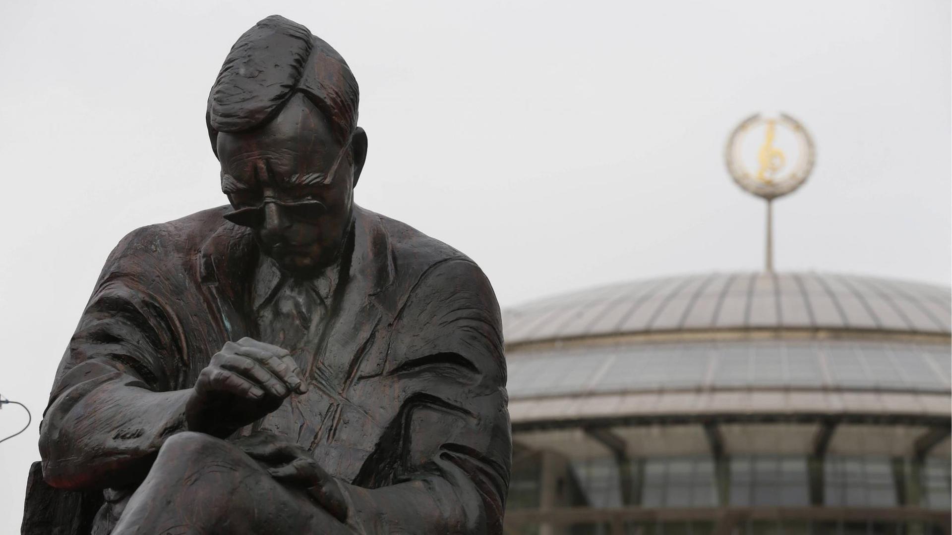 Das Denkmal des russischen Komponisten und Pianisten Dmitri Schostakowitsch in Moskau
