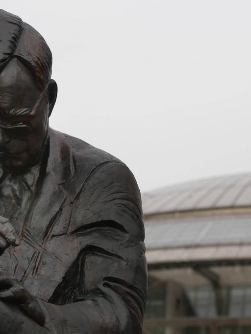 Das Denkmal des russischen Komponisten und Pianisten Dmitri Schostakowitsch in Moskau
