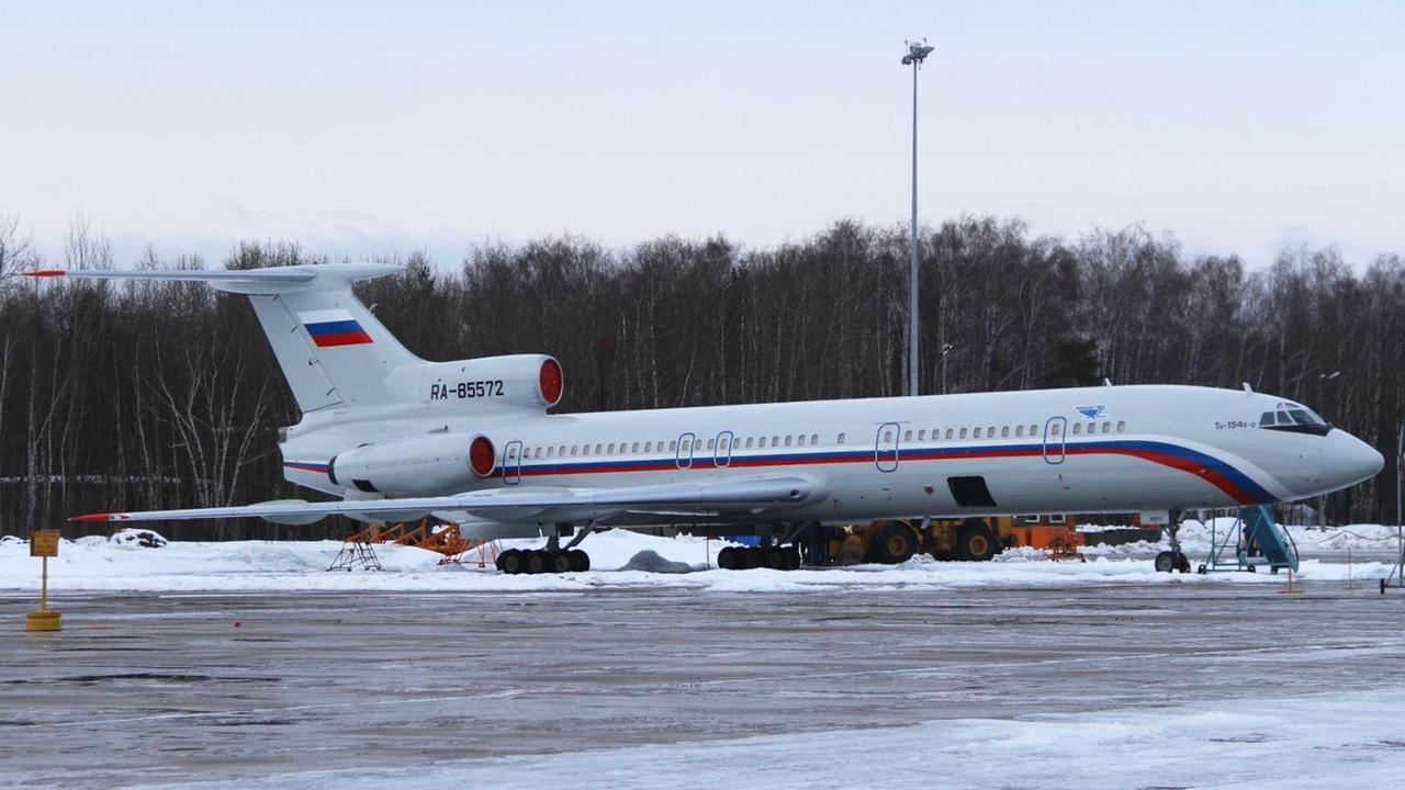 Ein Flugzeug vom Typ Tupolev-154 auf einem verschneiten Flughafen.
