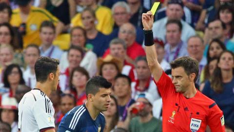 WM 2014: Nicola Rizzoli zeigt die Gelbe Karte Sergio Kun Aguero für ein Foul gegen Bastian Schweinsteiger