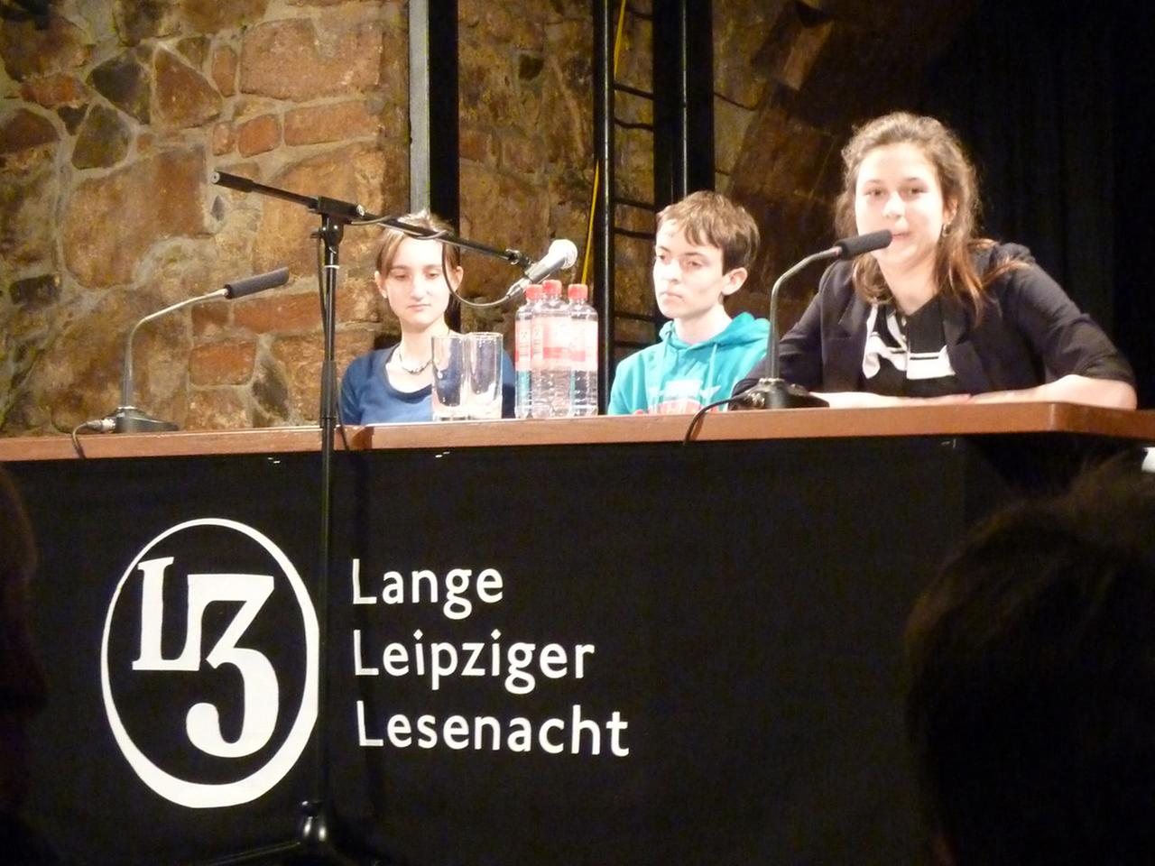 Die lyrix-Preisträger Johanna Fugmann, Ansgar Riedißer und Helena Kieß lesen in der Moritzbastei bei der Langen Leipziger Lesenacht 2014.