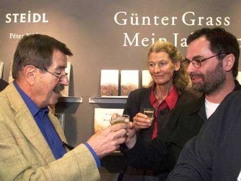Literaturnobelpreisträger Günter Grass prostet auf der Buchmesse 1999 seiner Ehefrau Ute und seinem Verleger Gerhard Steidl zu.