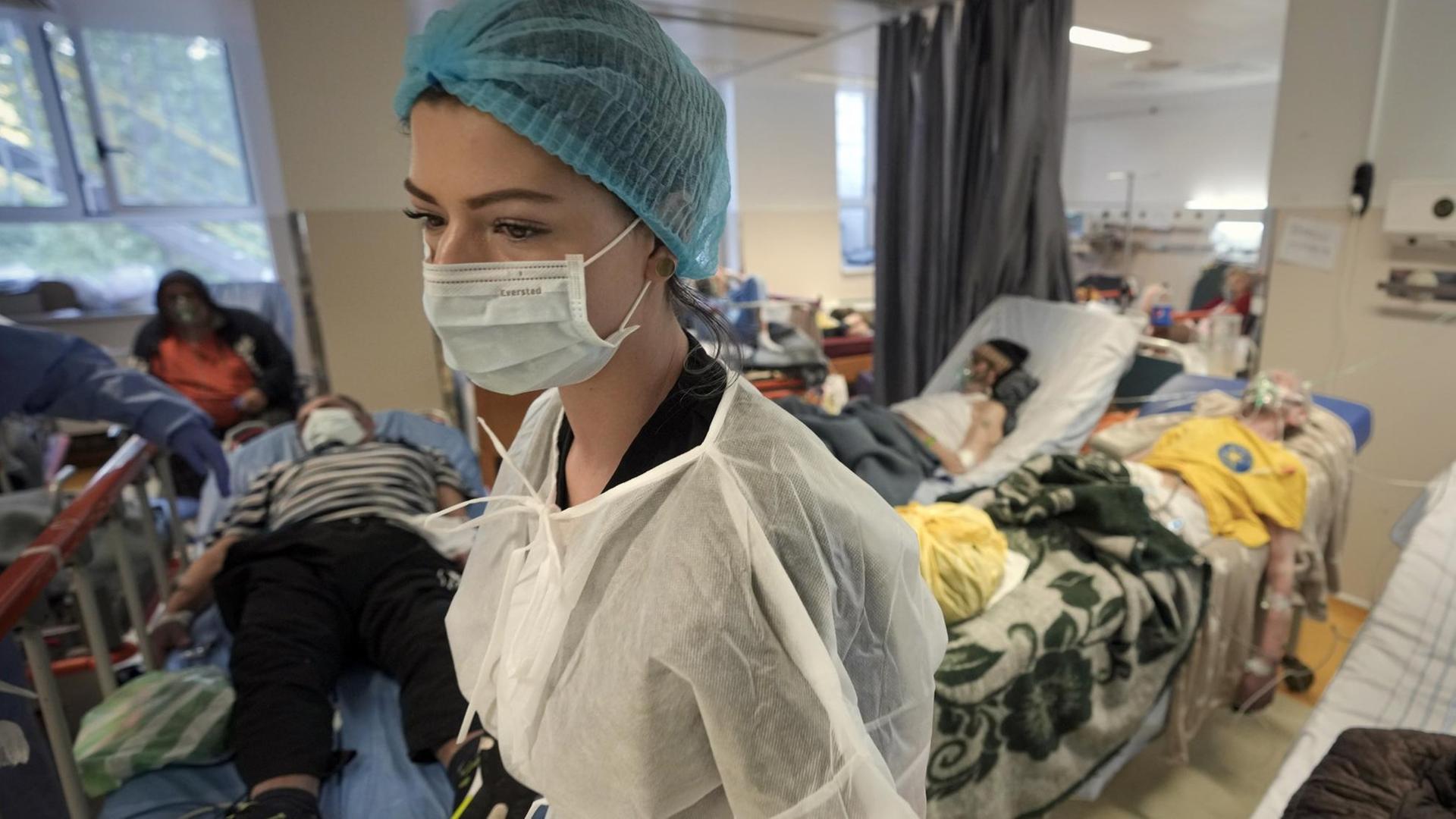 Ein Mitglied des medizinischen Personals geht durch einen überfüllten Corona-Isolationsraum im Universitäts-Notfallkrankenhaus im rumänischen Bukarest. 