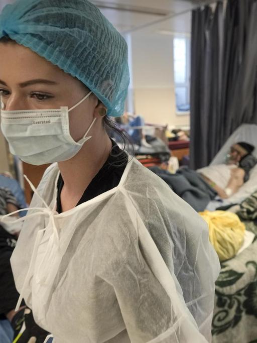 Ein Mitglied des medizinischen Personals geht durch einen überfüllten Corona-Isolationsraum im Universitäts-Notfallkrankenhaus im rumänischen Bukarest. 