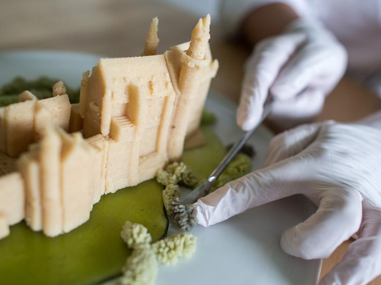 Schloss Neuschwanstein aus Marzipan: Das Team des Freisinger Start-ups Print2Taste hat die Süßspeise mit dem 3D-Drucker "Bocusini" in Form gebracht.