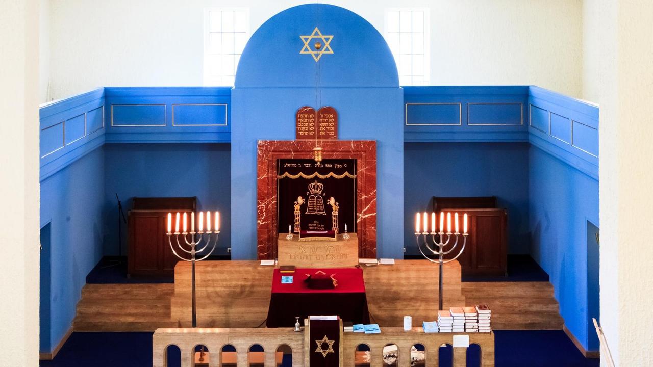 Symbole des Glaubens in der Neuen Synagoge in Erfurt
