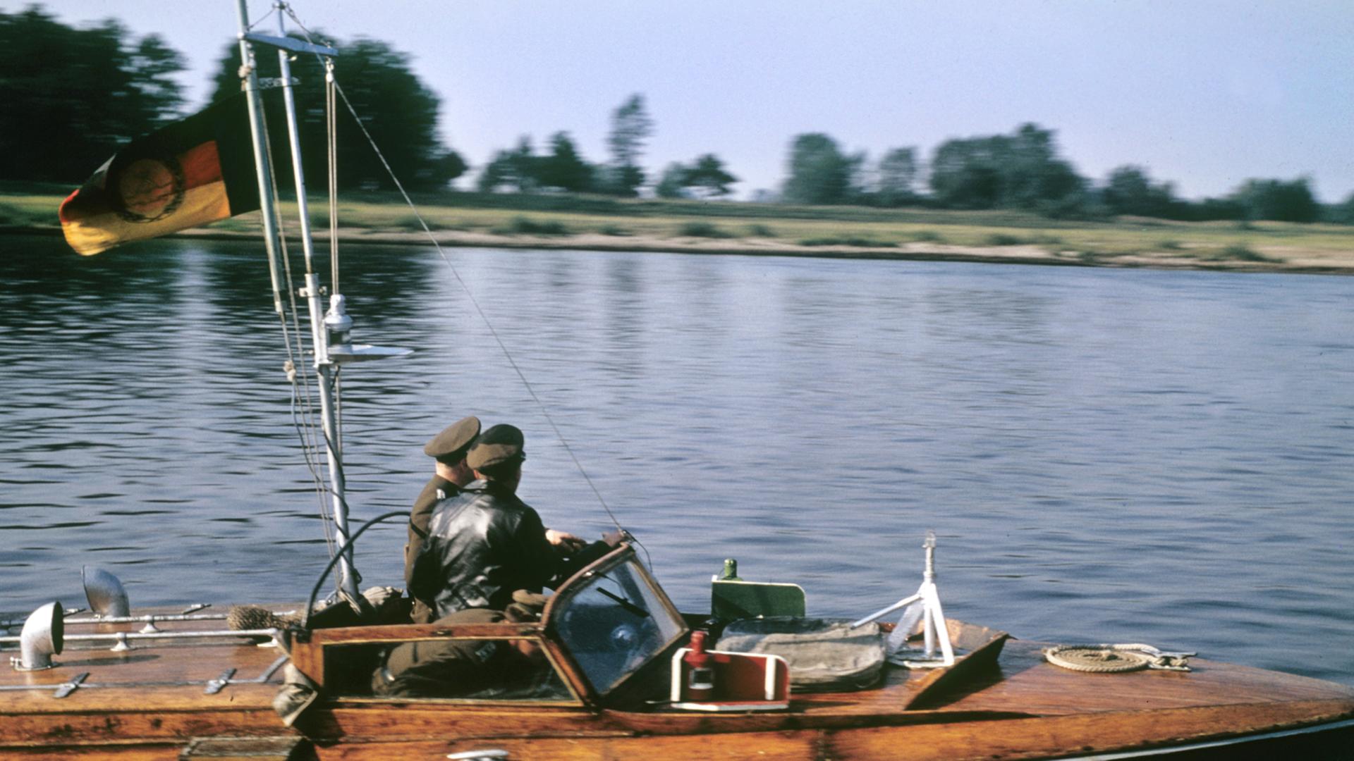 Ein Patrouillenboot der NVA-Grenztruppen kreuzt auf der Elbe, aufgenommen 1962.