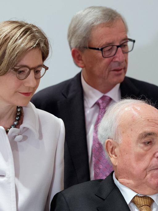 Alt-Bundeskanzler Helmut Kohl (Mitte), seine Ehefrau Maike Richter-Kohl und EU-Kommissionspräsident Jean-Claude Juncker während der Vorstellung des Kohl-Buchs "Aus Sorge um Europa - Ein Appell" in Frankfurt am Main.
