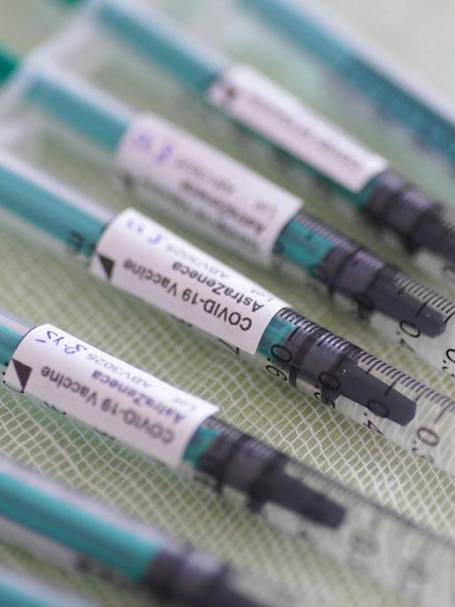 Mehrere Spritzen mit dem Covid19-Impfstoff von AstraZenece liegen nebeneinander.
