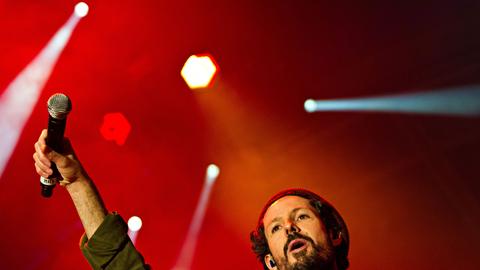 Der Musiker Max Herre tritt am 02.10.2013 in Stuttgart (Baden-Württemberg) bei den Feierlichkeiten zum Tag der Deutschen Einheit bei einem Konzert auf. Traditionell werden die Einheitsfeiern jedes Jahr in dem Bundesland ausgerichtet, das gerade den Vorsitz im Bundesrat innehat.