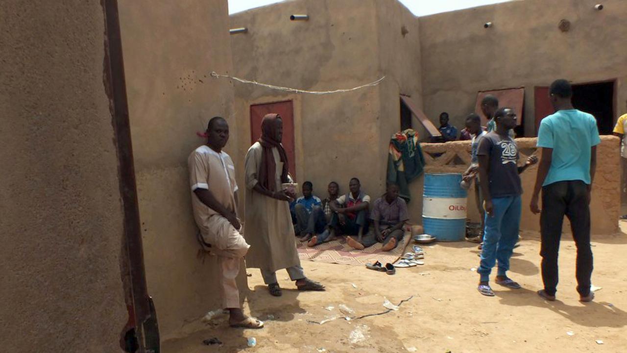 Migranten, die in der Stadt Agadez in Niger untergekommen sind: Hier versuchen sie Geld für ihre Weiterreise zu verdienen; Aufnahme vom April 2015