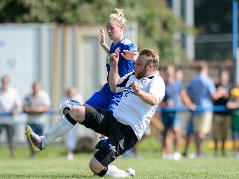 Ein Fußball-Testspiel des "DJK Blau Weiß Wittichenau" gegen den "Ersten FFC Turbine".