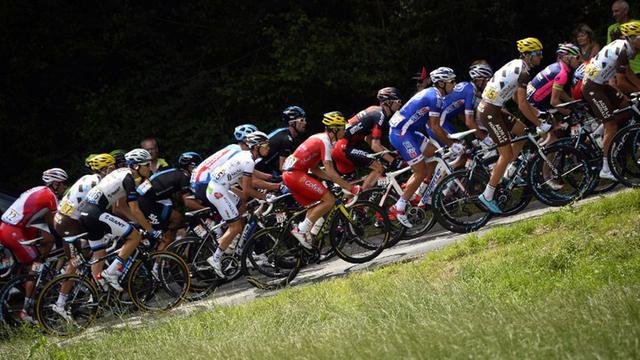 Radsportler fahren bei der 11. Etappe der Tour de France eine Steigung hoch.
