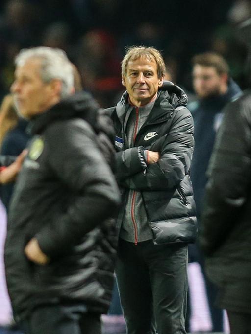 Berlins neuer Cheftrainer Jürgen Klinsmann beim Spiel gegen Borussia Dortmund