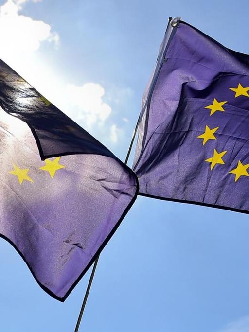 Zuschauer mit Europa-Flaggen stehen am 15.05.2017 in Berlin vor dem Bundeskanzleramt beim Antrittsbesuch des französischen Präsidenten Macron.