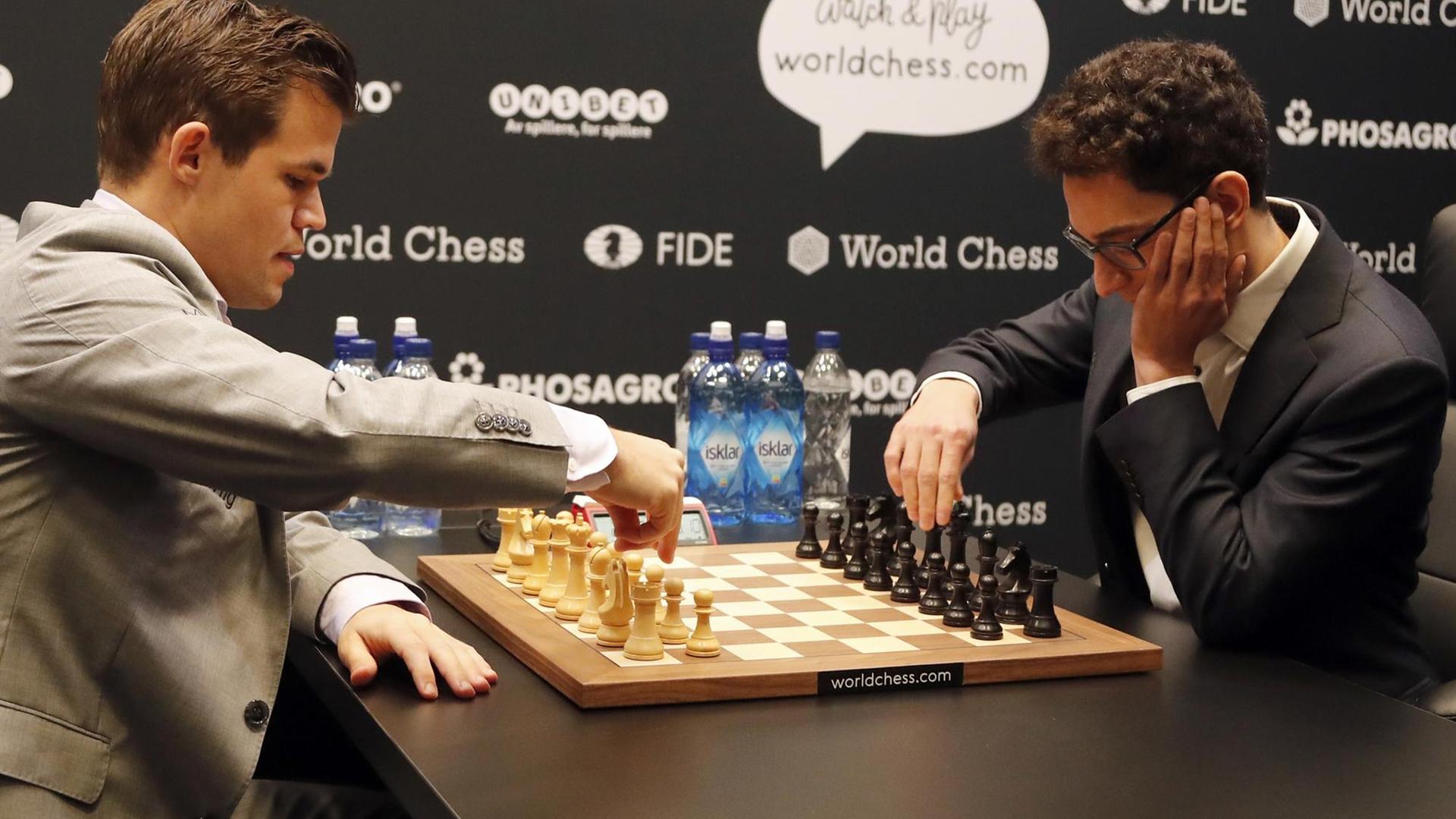 Magnus Carlsen und Fabiano Caruana spielen Schach.