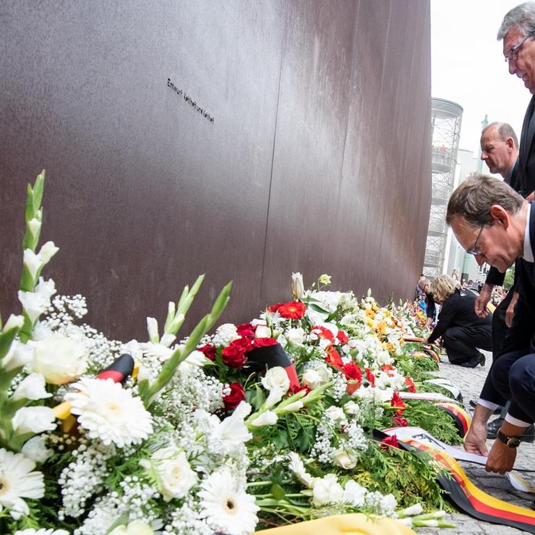 Berlins Regierender Bürgermeister Michael Müller und der Präsident des Abgeordnetenhauses, Ralf Wieland, legen an der Gedenkstätte Berliner Mauer einen Kranz nieder.