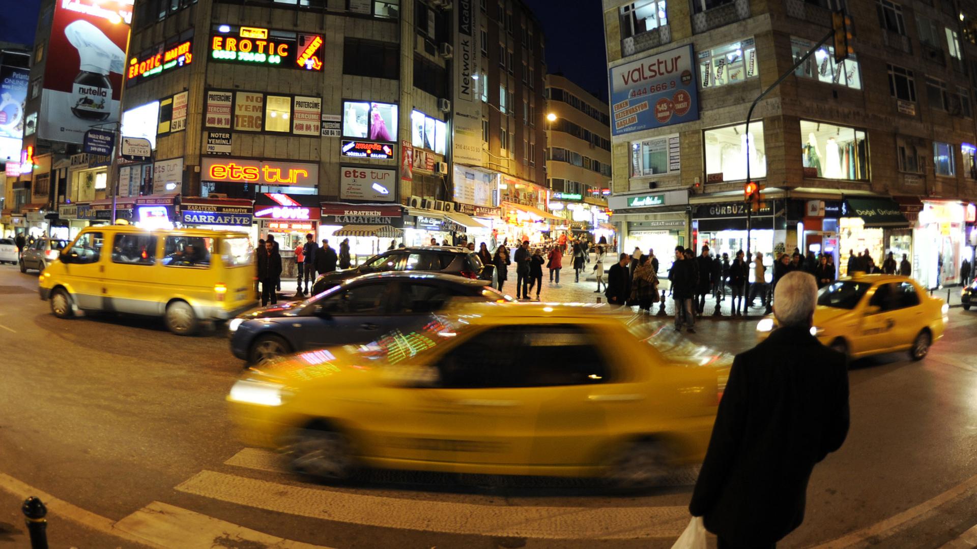 Taxis fahren am 05.12.2012 im Stadtteil Kadiköy in Istanbul (Tuerkei) ueber einen Zebrastreifen. Foto: Marius Becker/dpa