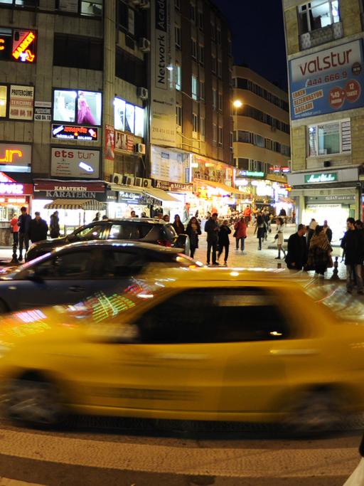 Taxis fahren am 05.12.2012 im Stadtteil Kadiköy in Istanbul (Tuerkei) ueber einen Zebrastreifen. Foto: Marius Becker/dpa
