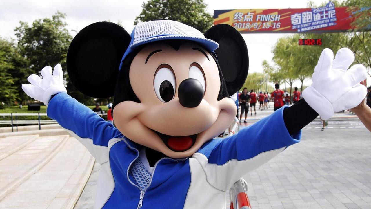 Ein Mensch in einem Mickey-Mouse-Kostüm