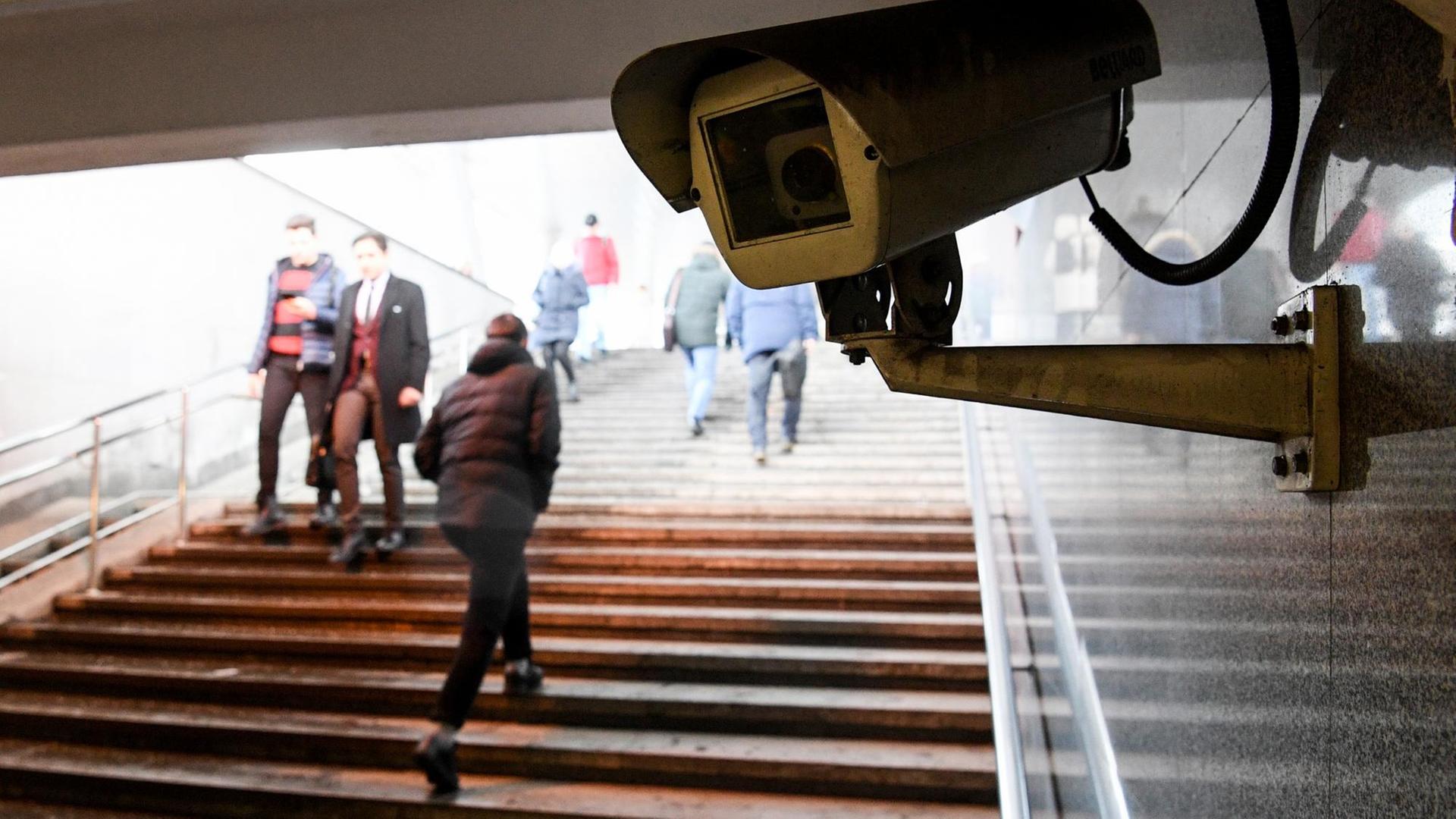 Eine Überwachungskamera in der Metro in Moskau.