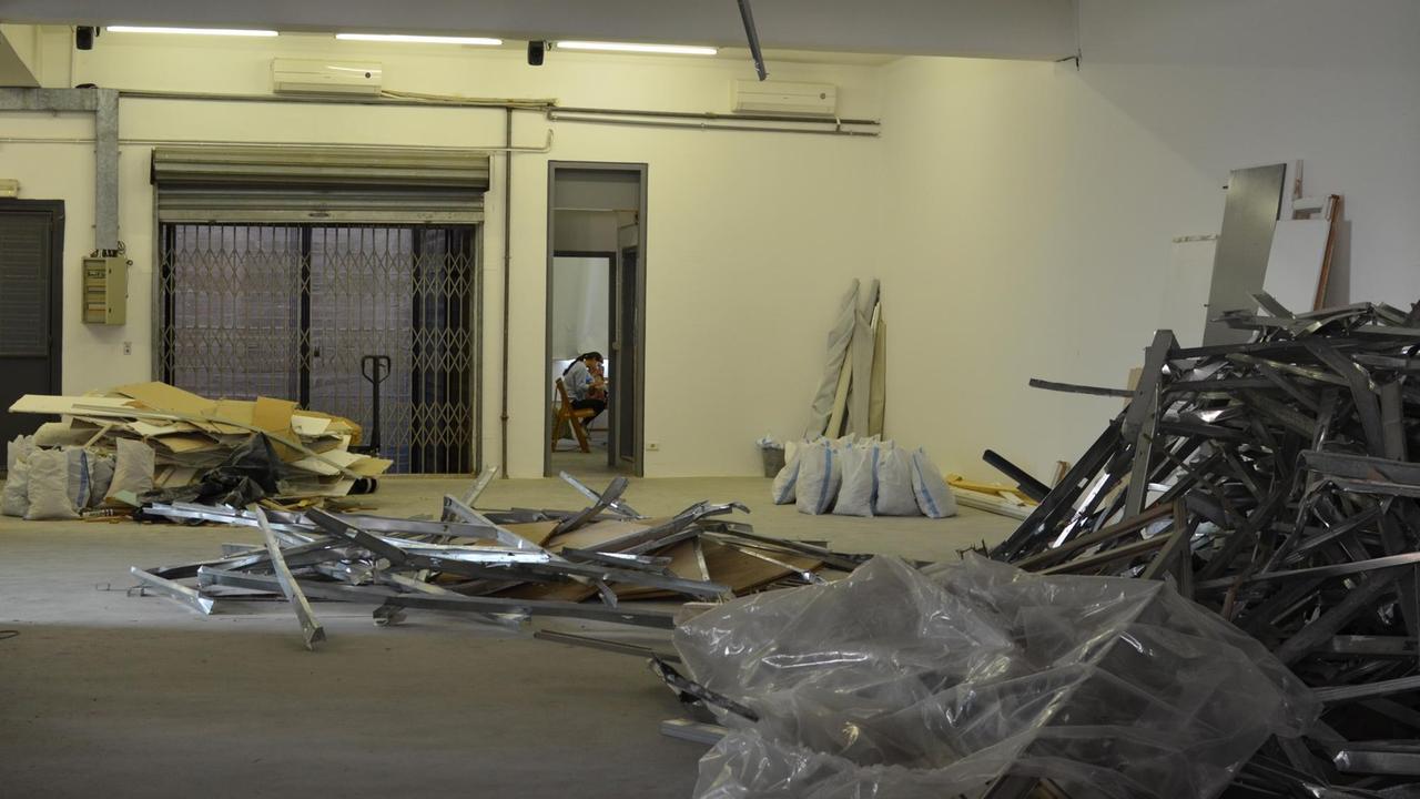 Bei der Explosion im Hafen im Sommer 2020 wurde auch die Galerie in Beirut stark beschädigt. Zu sehen sind Metallteile die in der Galerie zu großen Haufen zusammengetragen wurden.