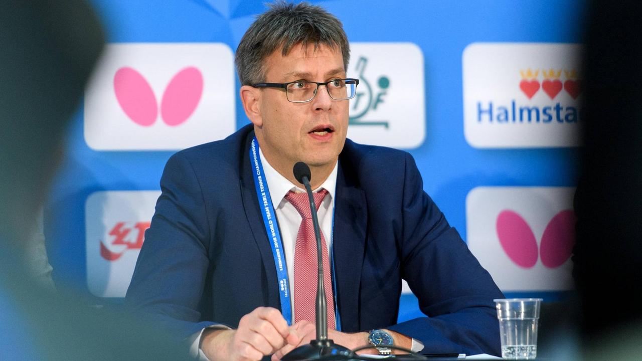 180503 ITTF president Thomas Weikert under en presskonferens den 3 maj 2018 i Halmstad. *** 180503 ITTF President Thomas Weikert during a press conference on May 3, 2018 in Halmstad PUBLICATIONxNOTxINxDENxNORxSWExFINxAUT Copyright: CARLxSANDIN BB180503CS005