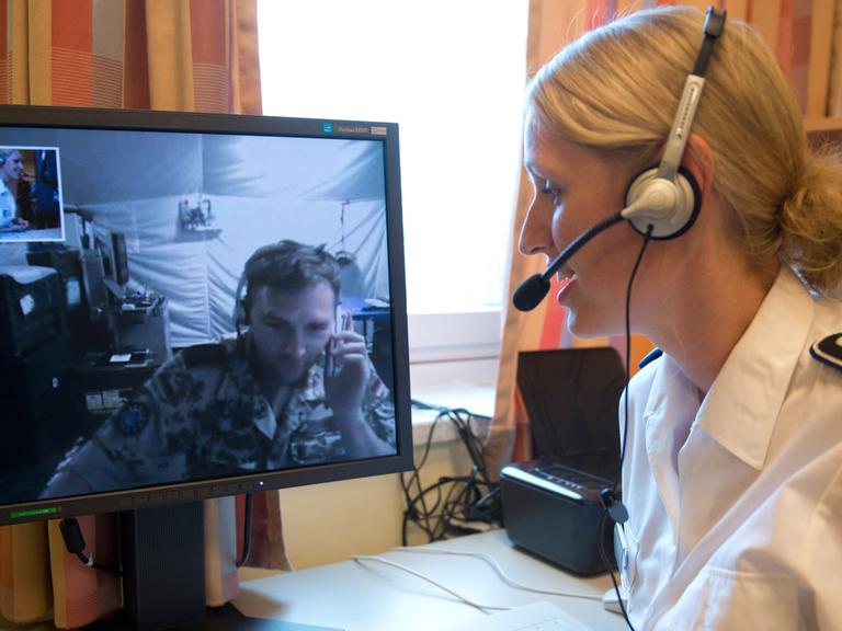 Eine Bundeswehr-Stabsärztin unterhält sich am 13.08.2013 im Bundeswehrkrankenhaus in Westerstede mit einem Soldaten vom Einsatzkontingent der Bundeswehr in Mali über Satellit.