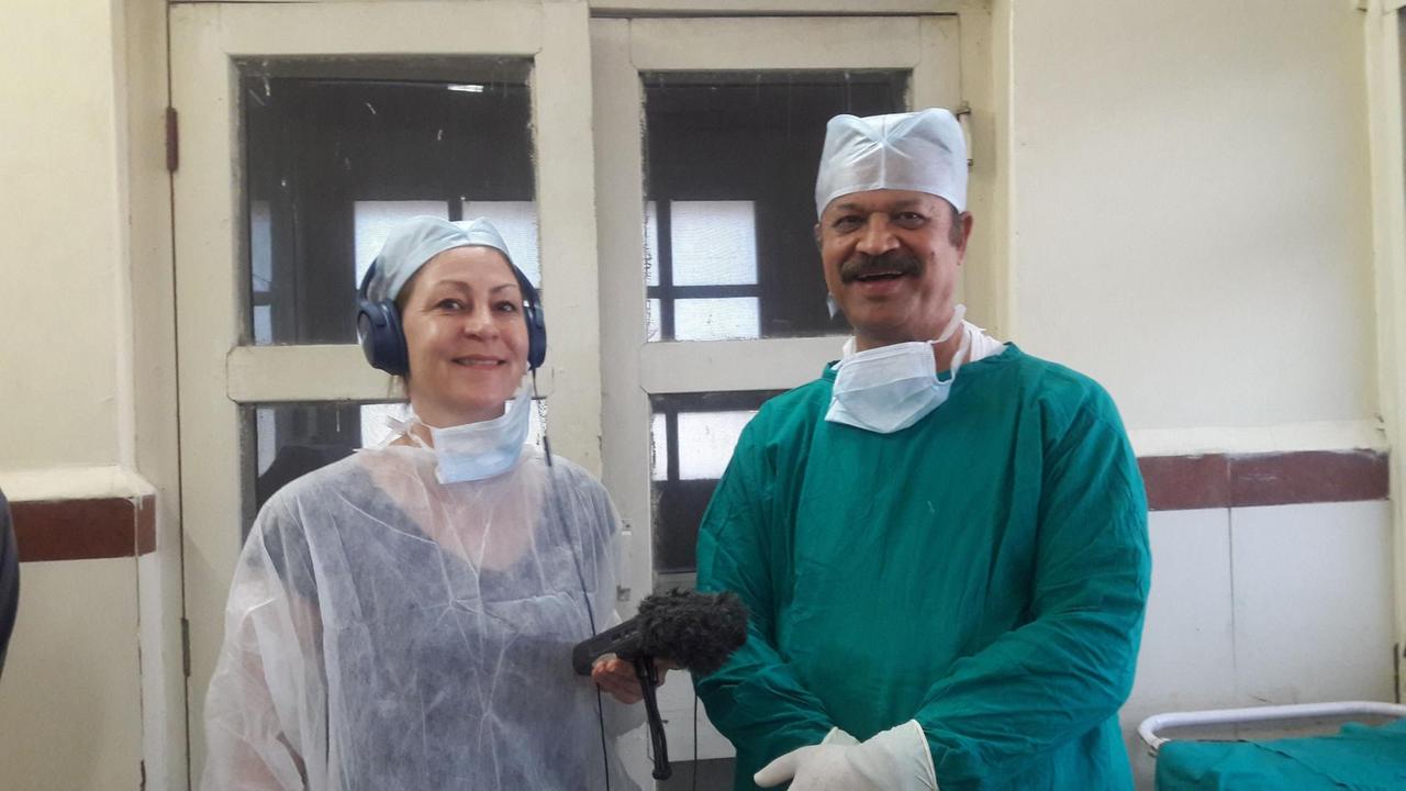 Silke Diettrich und der indische Arzt Dr. Pant. Dr. Pant ist stolz, die meisten Sterilisationen weltweit ausgeführt zu haben. (Deutschlandradio / Silke Diettrich)